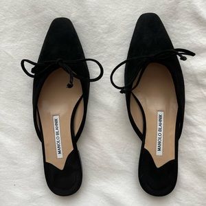 MANOLO BLAHNIK
Ballerimu Suede Bow Ballerina Flat Mules size 37